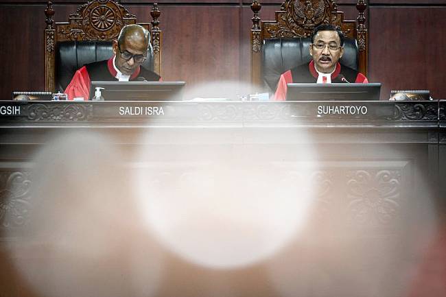 Ketua Mahkamah Konstitusi (MK) Suhartoyo (kanan) bersama Wakil Ketua Mahkamah Konstitusi Saldi Isra (kiri) memimpin sidang putusan Pengujian Materiil Undang-Undang tentang Pilkada dan Pengujian Materiil Undang-Undang tentang Mahkamah Konstitusi di Gedung MK, Jakarta, Rabu (30/7/2025). (ANTARA/Fauzan)