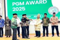 Gubernur Kalimantan Selatan (Kalsel) H Muhidin menerima penghargaan Perkumpulan Guru Madrasah (PGM) Award 2025, atas dedikasi dan kontribusinya membangun kemitraan lahirnya madrasah yang Mandiri, Berprestasi, Maju Bermutu dan Mendunia. (ANTARA/HO-Pemprov Kalsel)