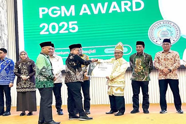 Gubernur Kalimantan Selatan (Kalsel) H Muhidin menerima penghargaan Perkumpulan Guru Madrasah (PGM) Award 2025, atas dedikasi dan kontribusinya membangun kemitraan lahirnya madrasah yang Mandiri, Berprestasi, Maju Bermutu dan Mendunia. (ANTARA/HO-Pemprov Kalsel)