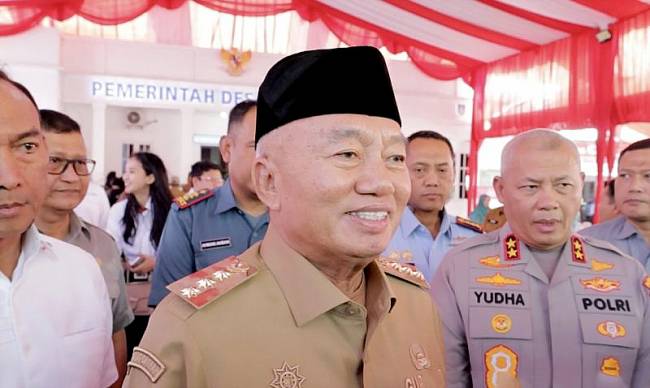 Gubernur Kalsel Muhidin (tengah) memberikan keterangan usai peluncuran Koperasi Merah Putih serentak se-Indonesia secara hybrid di Desa Indrasari, Martapura, Kabupaten Banjar, Kalimantan Selatan, Senin (21/7/2025). (ANTARA/Dokumen Pribadi)