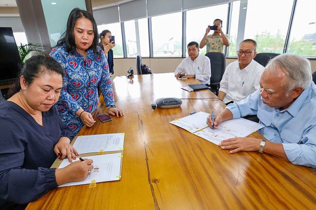 Penandatangan perjanjian kerja sama antara Otorita IKN dengan PT Plataran Boga Rasa di Kantor Otorita IKN di Kecamatan Sepaku, Kabupaten Penajam Paser Utara, Provinsi Kalimantan Timur, Kamis (24/7/2025). (ANTARA/HO-Dokumen Humas OIKN)
