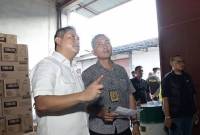 Anggota Ditreskrimsus Polda Kalbar melakukan pemeriksaan terhadap gudang yang diduga memproduksi oli palsu. (ANTARA/Rendra Oxtora)
