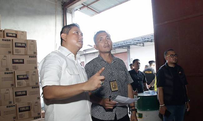 Anggota Ditreskrimsus Polda Kalbar melakukan pemeriksaan terhadap gudang yang diduga memproduksi oli palsu. (ANTARA/Rendra Oxtora)
