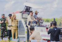 Gubernur Kalteng Agustiar Sabran saat panen raya padi di Desa Terusan Makmur, Kecamatan Bataguh, Kabupaten Kapuas, Senin (14/7/2025). (ANTARA/HO-Diskominfosantik Kalteng)
