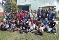 Kepala DLH Kotim Marjuki bersama anggota Pedrosa di salah satu depo sampah Kota Sampit di Jalan Pelita, belum lama ini. (ANTARA/HO-DLH Kotim)