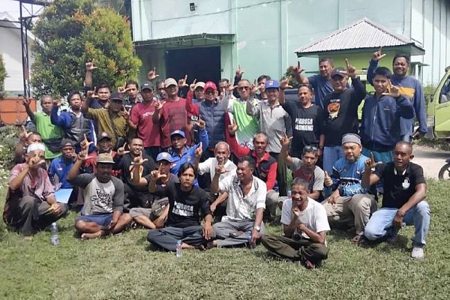 Kepala DLH Kotim Marjuki bersama anggota Pedrosa di salah satu depo sampah Kota Sampit di Jalan Pelita, belum lama ini. (ANTARA/HO-DLH Kotim)