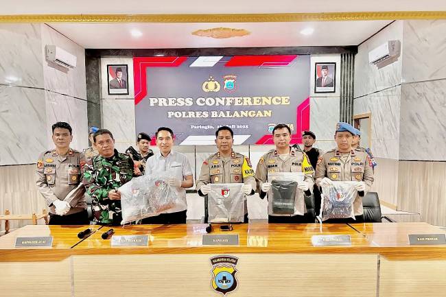 Kapolres Balangan AKBP Yulianor Abdi dan jajaran menunjukan barang bukti pengungkapan kasus pembunuhan yang terjadi di Desa Gulinggang Kecamatan Juai saat konferensi pers di di Mapolres Balangan, Rabu (16/7/2025). (ANTARA/Ragil D)