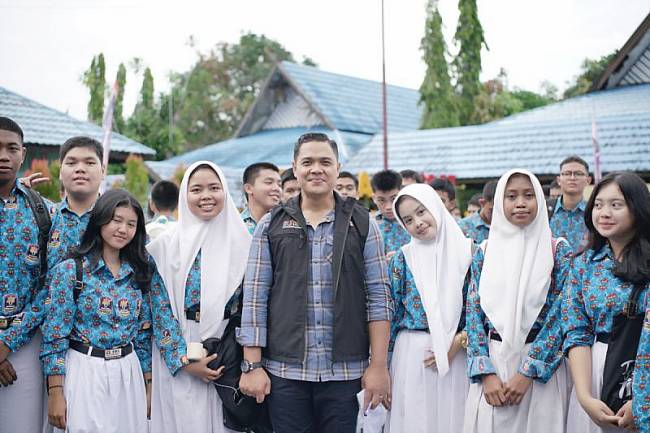 Plt Kadisdik Kalteng Reza Prabowo bersama para siswa SMA belum lama ini. (Dok ANTARA/HO-Disdik Kalteng)
