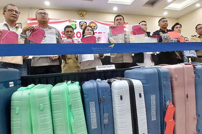 Kapolresta Bandara Soetta Kombes Polisi Ronald Sipayung (kelima kanan) menunjukan barang bukti hasil ungkap kasus penyelundupan BBL di Bandara Soetta, Jumat (25/7/2025). (ANTARA/Azmi S Maarif)