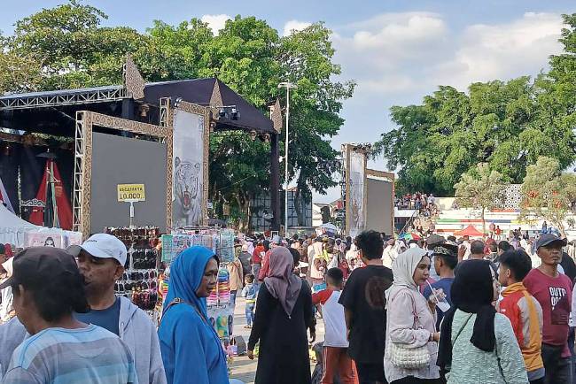 
Pesta rakyat pernikahan anak Gubernur Jabar dan Wabup Garut, menyebabkan 3 orang meninggal dunia diduga berebut makan gratis. (Bisnis.com)