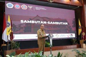 Staf Ahli Bidang Pemerintahan, Hukum, dan Politik, membacakan sambutan Gubernur Kalsel. Foto : MC Kalsel