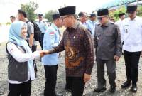 Menteri Desa RI didampingi Gubernur Kalsel saat tiba di Desa Indrasari, Kabupaten Banjar. Foto : MC Kalsel
