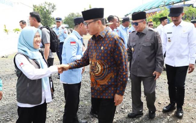 Menteri Desa RI didampingi Gubernur Kalsel saat tiba di Desa Indrasari, Kabupaten Banjar. Foto : MC Kalsel