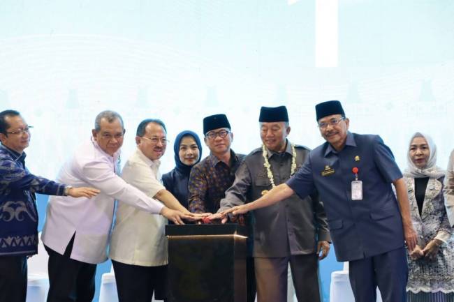 Menteri PDT dan Gubernur Kalsel serta stake holder lainnya menekan sirine tanda diluncurkannya Koperasi Merah Putih di Kalsel. Foto : MC Kalsel