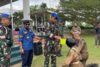 Anggota Satpol PP Kalsel yang baru disiram air tanda berakhirnya pelatihan kesamaptaan. Foto : MC Kalsel