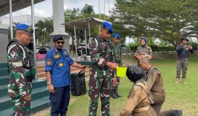 Anggota Satpol PP Kalsel yang baru disiram air tanda berakhirnya pelatihan kesamaptaan. Foto : MC Kalsel