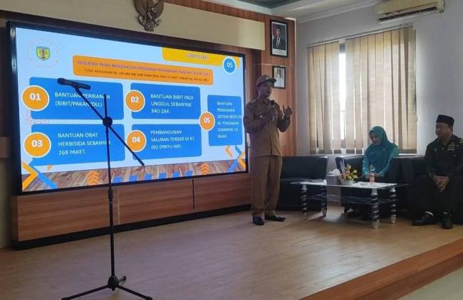 Kepala Desa memberikan paparan inovasi di Aula Kantor Dinas Pemberdayaan Masyarakat dan Desa (DPMD) Provinsi Kalsel. foto: MC Kalsel