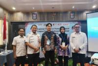 Teks foto : Plt Kepala Dispora Kalsel, Fitri Hernadi (kiri) berfoto bersama peserta pelopor pemuda. (oto: MC Kalsel