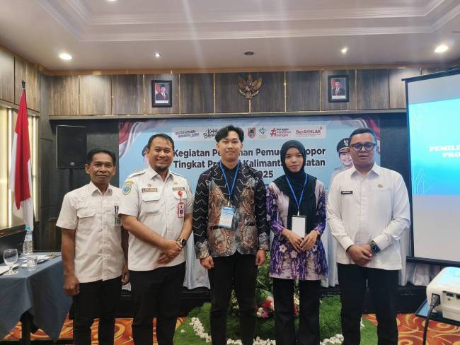 Teks foto : Plt Kepala Dispora Kalsel, Fitri Hernadi (kiri) berfoto bersama peserta pelopor pemuda. (oto: MC Kalsel