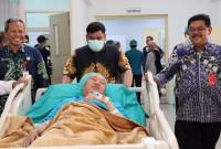Gubernur Kalimantan Selatan, H. Muhidin, sebelum menjalani pemeriksaan kesehatan lanjutan berupa Digital Subtraction Angiography (DSA) di Rumah Sakit Umum Daerah (RSUD) Ulin Banjarmasin, Jumat (4/7/2025). Foto : MC Kalsel
