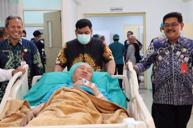 Gubernur Kalimantan Selatan, H. Muhidin, sebelum menjalani pemeriksaan kesehatan lanjutan berupa Digital Subtraction Angiography (DSA) di Rumah Sakit Umum Daerah (RSUD) Ulin Banjarmasin, Jumat (4/7/2025). Foto : MC Kalsel
