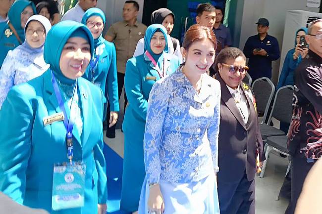 
Selfi Ananda Gibran didampingi Wamendagri Ribka Haluk, Ketua TP PKK Pusat Tri Tito Karnavian saat menghadiri puncak HKG ke-53 PKK di Samarinda, Kalimantan Timur, Selasa (8/7/2025). (ANTARA/A Rifandi)