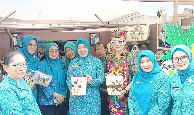Ketua TP PKK Pusat Tri Tito Karnavian (tengah) didampingi Ketua TP PKK Kaltim Sarifah Suraidah beserta jajaran saat meninjau Festival UMKM di halaman Gelora Kadrie Oening Sempaja Samarinda, Senin (7/7/2025). (ANTARA/A Rifandi)
