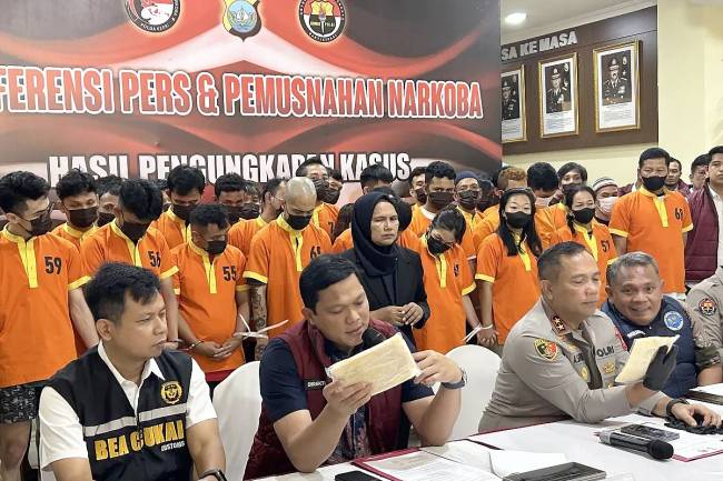 Direktur Resnarkoba Polda Kepri Kombes Pol Anggoro Wicaksono dan Kapolda Kepri Irjen Pol Asep Safrudin memperlihatkan barang bukti MDMB-4es-Pinaca kepada wartawan dalam konferensi pers di Mapolda Kepri, Jumat (4/7/2025). (ANTARA/Laily Rahmawaty)