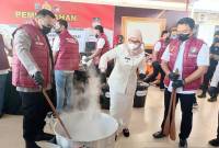 Kapolres Banjarbaru AKBP Pius X Febry Aceng Loda bersama Wali Kota Erna Lisa Halaby mengaduk sabu-sabu yang dimusnahkan dengan cara dimasak dan dicampur cairan deterjen pada pemusnahan di Joglo Mapolres Banjarbaru, Selasa (22/7/2025). (ANTARA/HO-Humas Polres Banjarbaru)