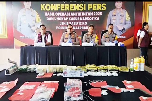Kapolres Banjarbaru AKBP Pius X Febry Aceng Loda (dua dari kiri) saat menggelar konferensi pers terkait hasil ungkap jaringan narkoba Fredy Pratama dengan barang bukti 12 kg sabu-sabu di Banjarbaru, Senin (14/7/2025). (ANTARA/Yose Rizal)