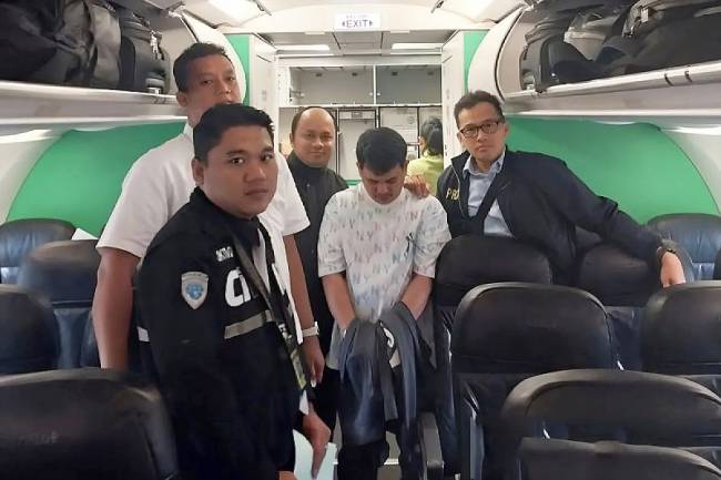 Penyidik Direktorat Tindak Pidana Perempuan dan Anak serta Pemberantasan Perdagangan Orang (PPA-PPO) Bareskrim Polri mengamankan tersangka kasus dugaan TPPO bermodus admin kripto di Myanmar. (ANTARA/HO-Divisi Humas Polri)