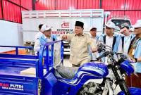 Presiden Prabowo Subianto (dua kiri) meninjau Koperasi Desa Merah Putih Bentangan di Kabupaten Klaten, Jawa Tengah, Senin (21/7/2025). (ANTARA/HO-BPMI Sekretariat Presiden)