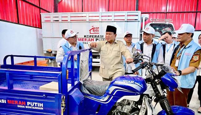 Presiden Prabowo Subianto (dua kiri) meninjau Koperasi Desa Merah Putih Bentangan di Kabupaten Klaten, Jawa Tengah, Senin (21/7/2025). (ANTARA/HO-BPMI Sekretariat Presiden)
