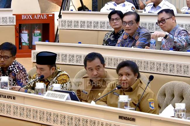 Tangkapan layar - Wakil Menteri Dalam Negeri Ribka Haluk (baris pertama kanan) saat rapat bersama Komisi II DPR RI di kompleks parlemen, Senayan, Jakarta, Senin (14/7/2025). (ANTARA/Fath P Mulya)