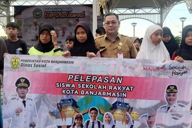 Kepala Dinas Sosial Kota Banjarmasin Nuryadi saat mendampingi puluhan anak yang dilepas untuk mengikuti program sekolah rakyat di Halaman Balaikota Banjarmasin, Senin (14/7/2025). (ANTARA/HO-Dinsos Banjarmasin)