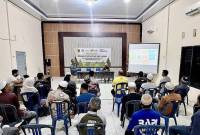 Jajaran Dishut Kalsel dan Tim Implementing Partner FOLU Net Sink 2030 mensosialisasikan program Rehabilitasi Hutan dan Lahan (RHL) kepada masyarakat pada tiga desa di Kabupaten Hulu Sungai Tengah, Kalimantan Selatan, Kamis (17/7/2025). (ANTARA/HO-Dishut Kalsel)