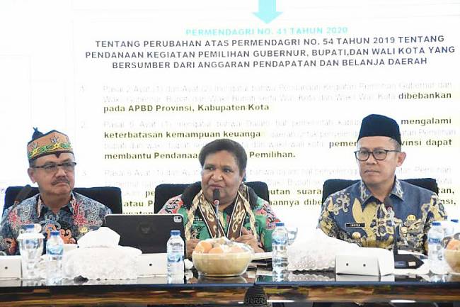 Wakil Menteri Dalam Negeri RI Ribka Haluk (tengah) didampingi Penjabat Bupati Barito Utara Indra Gunawan (kanan) dan Asisten Perekonomian dan Pembangunan Sekretariat Daerah Provinsi Kalteng Herson B. Aden (kiri) serta pejabat lainnya memimpin rakor persiapan PSU pilkada tindak lanjut putusan MK di Muara Teweh, Jumat (18/7/2025). (ANTARA/HO-Dinas Kominfosandi Barut)