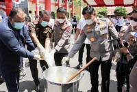 Kapolda Kalteng Irjen Pol Iwan Kurniawan bersama jajaran saat melakukan pemusnahan barang bukti sabu di Mapolda Kalteng, Palangka Raya, Selasa (29/7/2025). (ANTARA/Auliya Rahman)