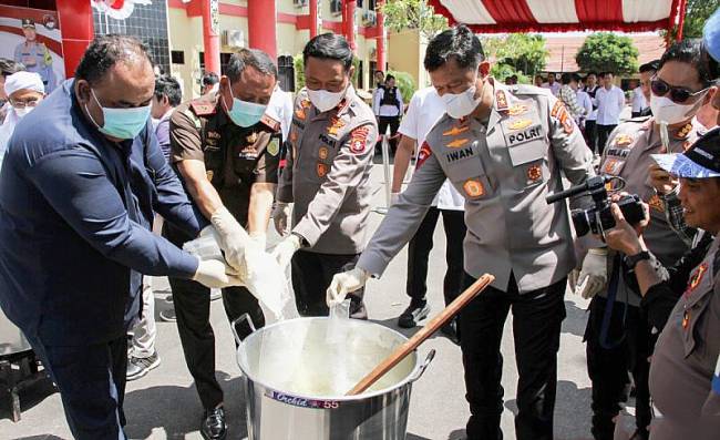 Kapolda Kalteng Irjen Pol Iwan Kurniawan bersama jajaran saat melakukan pemusnahan barang bukti sabu di Mapolda Kalteng, Palangka Raya, Selasa (29/7/2025). (ANTARA/Auliya Rahman)
