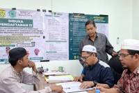 Salah satu santri bernama Muhammad Nur Ihsan saat mendaftarkan diri untuk mendapatkan beasiswa ke Timur Tengah dalam program beasiswa Pemkot Banjarmasin dan MUI Banjarmasin 2025, yakni melanjutkan pendidikan di Universitas Al-Azhar Kairo Mesir di Kantor MUI Banjarmasin, Kalsel, Kamis (17/7/2025). (ANTARA/Sukarli)