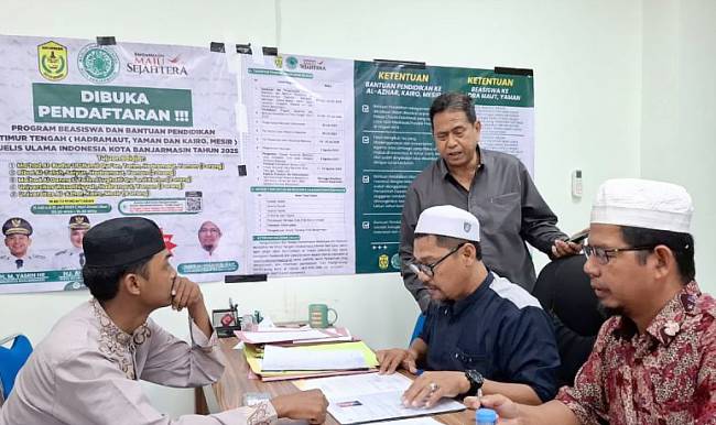 Salah satu santri bernama Muhammad Nur Ihsan saat mendaftarkan diri untuk mendapatkan beasiswa ke Timur Tengah dalam program beasiswa Pemkot Banjarmasin dan MUI Banjarmasin 2025, yakni melanjutkan pendidikan di Universitas Al-Azhar Kairo Mesir di Kantor MUI Banjarmasin, Kalsel, Kamis (17/7/2025). (ANTARA/Sukarli)