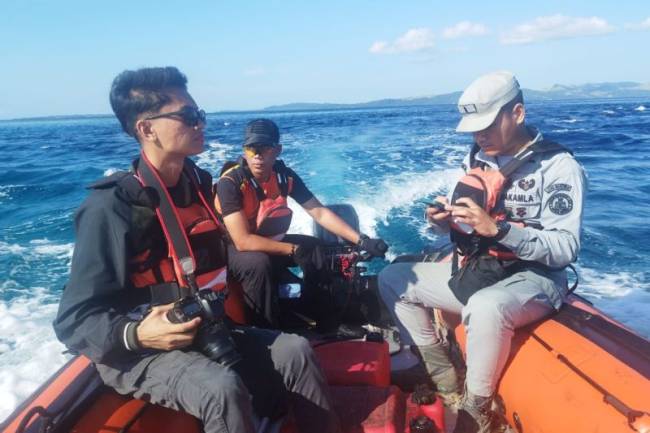 Tim SAR gabungan melanjutkan operasi pencarian dua korban setelah terbakarnya KM Barcelona V di perairan Talise, Kabupaten Minahasa Utara. (ANTARA/HO-SAR Manado)
