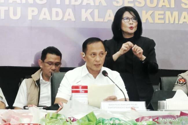 Kasatgas Pangan Polri sekaligus Dirtipideksus Bareskrim Polri Brigjen Pol Helfi Assegaf berbicara dalam konferensi pers di Gedung Bareskrim Polri, Jakarta, Kamis (24/7/2025). (ANTARA/Nadia Putri R)