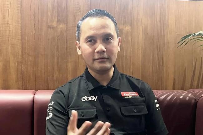 Vice President Corporate Communication PT Pertamina (Persero) Fadjar Djoko Santoso memberi keterangan ketika ditemui di Jakarta, Kamis (17/7/2025). (ANTARA/Putu Indah S)