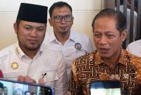 Menteri LH, Hanif Faisol Nurofiq (kanan) didampingi Gubernur Kalimantan Timur Rudi Mas'ud (kiri) saat diwawancara media usai konsolidasi dengan GAPKI di Kota Balikpapan, Jumat (4/7/2025). (ANTARA/Aditya Nugroho)