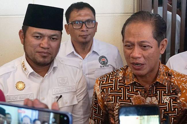 Menteri LH, Hanif Faisol Nurofiq (kanan) didampingi Gubernur Kalimantan Timur Rudi Mas'ud (kiri) saat diwawancara media usai konsolidasi dengan GAPKI di Kota Balikpapan, Jumat (4/7/2025). (ANTARA/Aditya Nugroho)