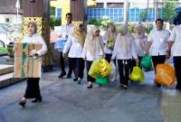 Para ASN di lingkungan Pemkot Banjarmasin menenteng kantong sampah yang bernilai ekonomis untuk berpartisipasi dalam gerakan sedekah sampah pada peringatan Hari Lingkungan Hidup Sedunia 2025 di halaman Balaikota Banjarmasin, Rabu (9/7/2025). (ANTARA/Sukarli)