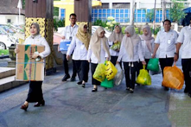 Para ASN di lingkungan Pemkot Banjarmasin menenteng kantong sampah yang bernilai ekonomis untuk berpartisipasi dalam gerakan sedekah sampah pada peringatan Hari Lingkungan Hidup Sedunia 2025 di halaman Balaikota Banjarmasin, Rabu (9/7/2025). (ANTARA/Sukarli)