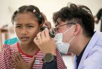 Petugas kesehatan memeriksa telinga seorang siswa sekolah rakyat saat pemeriksaan kesehatan di Sentra Efata, Naibonat, Kabupaten Kupang, NTT, Sabtu (12/7/2025). Pemeriksaan kesehatan seperti kondisi mata, tes darah, kondisi fisik, dan pemeriksaan telinga itu untuk memastikan kesehatan siswa sekolah rakyat sebelum menjalani kegiatan belajar mengajar dan berasrama di Sekolah Rakyat Kupang. (ANTARA FOTO/Fauzan)