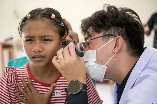 Petugas kesehatan memeriksa telinga seorang siswa sekolah rakyat saat pemeriksaan kesehatan di Sentra Efata, Naibonat, Kabupaten Kupang, NTT, Sabtu (12/7/2025). Pemeriksaan kesehatan seperti kondisi mata, tes darah, kondisi fisik, dan pemeriksaan telinga itu untuk memastikan kesehatan siswa sekolah rakyat sebelum menjalani kegiatan belajar mengajar dan berasrama di Sekolah Rakyat Kupang. (ANTARA FOTO/Fauzan)